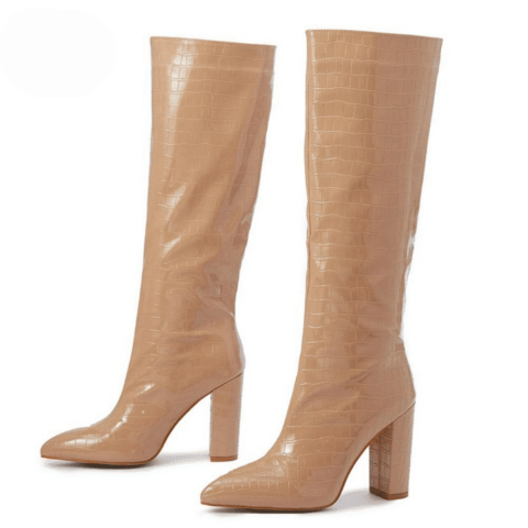 Paire de bottes hautes marrons, de trois-quarts vers la gauche. On voit la face interne avec la fermeture éclair de la botte en arrière-plan, et on voit la face externe de la botte en premier plan. Le tout sur fond blanc.