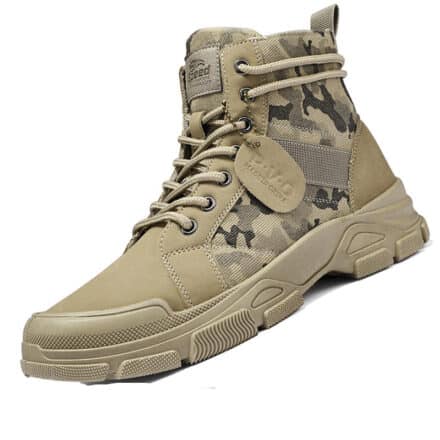 Bottes militaires style camouflage présentée sur fod blanc