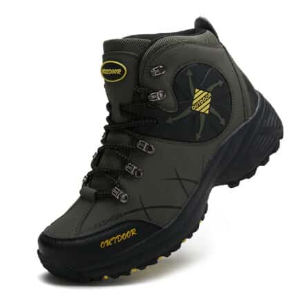 Bottes de marche randonnée montantes résistantes présentée sur fond blanc