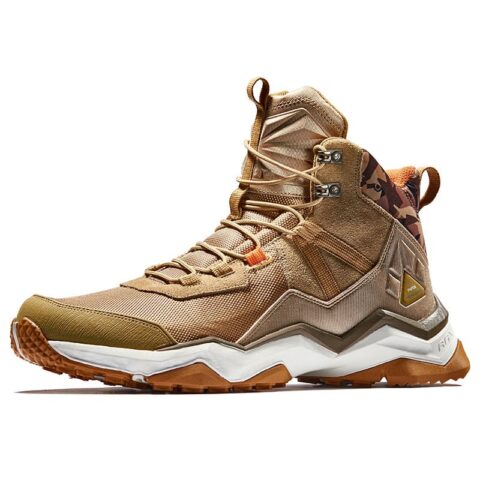 Bottes de marche chaussures de randonnée imperméables et antidérapantes beige présentée sur fond blanc