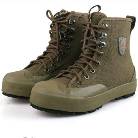 Bottes de marche chaussures de randonnée montantes vertes présentées sur fond blanc