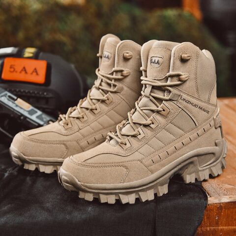 Bottes de marche tactiques militaires imperméables pour hommes présentées l'une à côté de l'autre