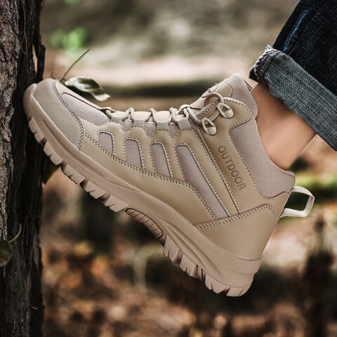 Bottes de marche chaussure imperméable pour homme et femme beige portées