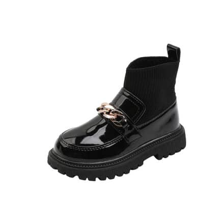 Bottes fille élégante en simili cuir présente sur fond blanc
