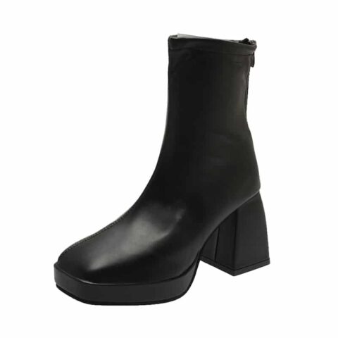 Bottes à talon femme élégantes avec talon carré noires présentée sur fond blanc