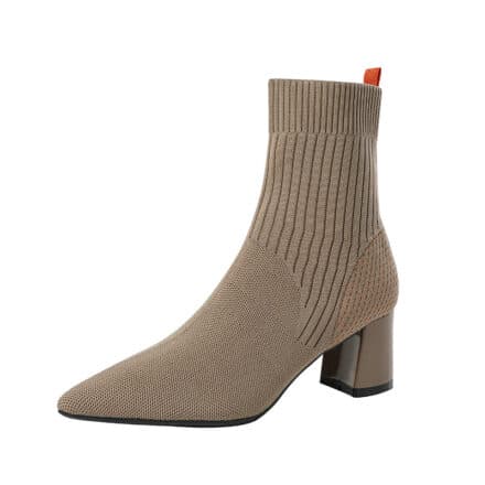 Bottes à talons femme à enfiler avec talon mi-hauteur et carrés marron présentée sur fond blanc