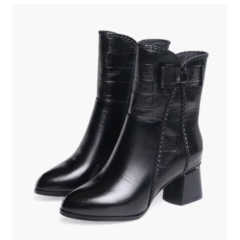 Bottes à talon mi-hautes avec un nœud sur le côté noires présentées sur fond blanc