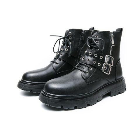 Paire de bottes noires à lacets, avec deux lanières avec boucle argentée par-dessus les lacets, et une fermeture éclair argenté sur le côté extérieure de la chaussure qui passe sous les boucles argentées. De trois-quart sur fond blanc.
