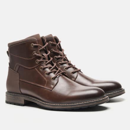 Paire de bottine homme marron foncé, à lacets, de trois-quarts sur fond blanc.