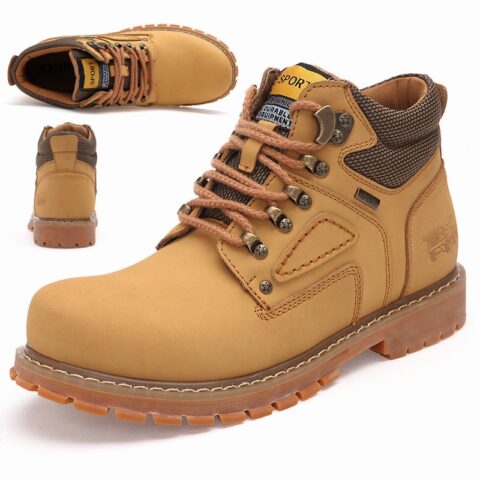 Bottine homme en cuir marron clair de marche, avec lacets. En gros plan, la chaussure de trois-quarts. En arrière-plan, en haut à gauche, la chaussure vu de dos, et la chaussure posée sur le côté. le tout sur fond blanc