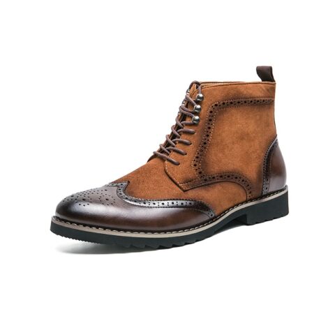 Bottine marron bi-matière style britannique, de trois-quarts sur fond blanc. Le bout de la chaussure est en synthétique lisse avec des trous décoratifs, le reste de la chaussure est e faux daim.