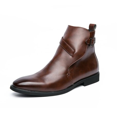 Bottine homme marron foncé avec le bout noircit, la semelle est noire, on voit une sangle au niveau de la cheville qui fait le tour et se termine par une boucle. La chaussure est de trois-quart sur un fond blanc.